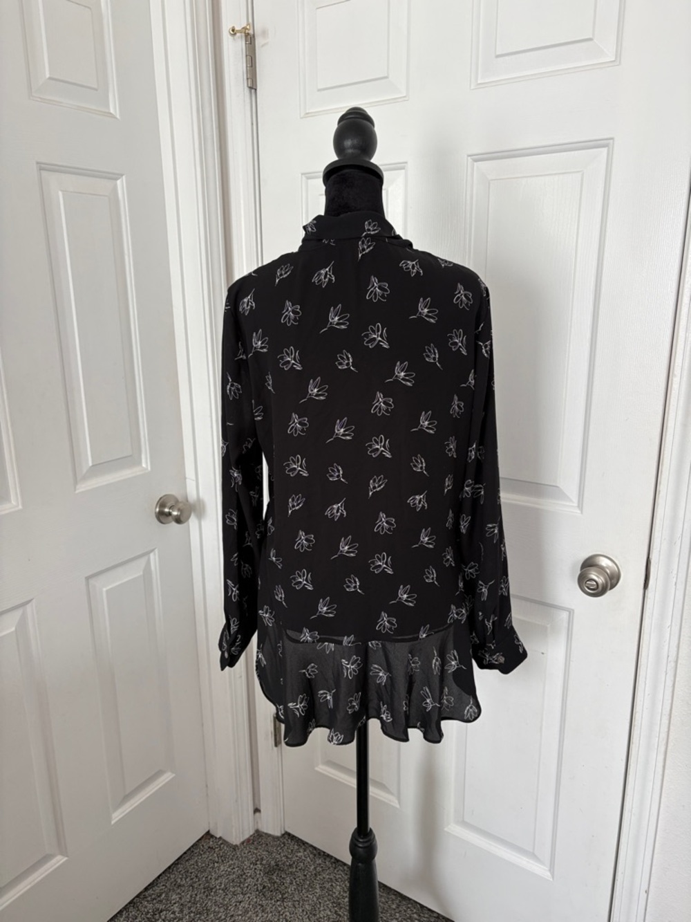 Vince Camuto Black Floral Tie-Neck Ruffle Hem Blouse - Picture 6 of 10